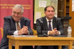 Проф. д.н. Георги Близнашки и доц. д-р Борислав Цеков, автор на монографията "Пряка демокрация"-s_1761132716.jpg