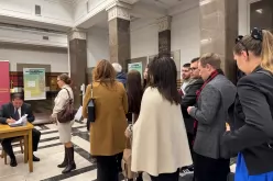 Дълга опашка се изви за автографи -v_1761132450.jpg
