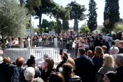 Хиляди пяха на гроба на Йоргос Мазонакис за 40 дни от смъртта му (ВИДЕО)-Hilyadi-pyaha-na-groba-na-Yorgos-Mazonakis-za-40-dni-ot-smartta-mu--VIDEO-_1792413343.jpg