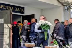 Хиляди се простиха с убития бизнесмен и собственик на "Ботев" - Пловдив Илиян Филипов (СНИМКИ)-Hilyadi-se-prostiha-s-ubitiya-biznesmen-i-sobstvenik-na--Botev----Plovdiv-Iliyan-Filipov--SNIMKI-_1791369874.jpg