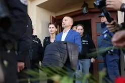 Изведоха с белезници кмета на Белица Радослав Ревански, майка му припадна (ВИДЕО)-Izvedoha-s-beleznitsi-kmeta-na-Belitsa-Radoslav-Revanski--mayka-mu-pripadna--VIDEO-_1792586580.jpg