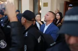 Изведоха с белезници кмета на Белица Радослав Ревански, майка му припадна (ВИДЕО)-Izvedoha-s-beleznitsi-kmeta-na-Belitsa-Radoslav-Revanski--mayka-mu-pripadna--VIDEO-_1792586596.jpg
