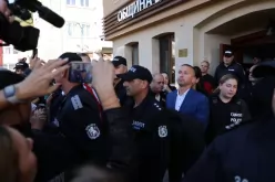 Изведоха с белезници кмета на Белица Радослав Ревански, майка му припадна (ВИДЕО)-Izvedoha-s-beleznitsi-kmeta-na-Belitsa-Radoslav-Revanski--mayka-mu-pripadna--VIDEO-_1792586603.jpg