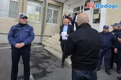 Освободиха кмета на Кърджали Ерол Мюмюн. Посрещнаха го с овации-Osvobodiha-kmeta-na-Kardzhali-Erol-Myumyun--Posreshtnaha-go-s-ovatsii_1792666122.jpg