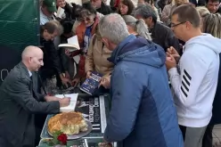 Петър Волгин подарява книги в Ловеч-Petar-Volgin-podaryava-knigi-v-Lovech_1792411904.jpg