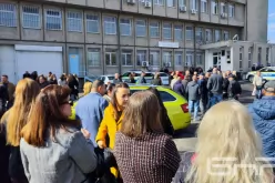 Пред сградата на полицията в града се събраха симпатизанти на ДПС, част от депутатите и кметове. Снимки БНР-Po-neofitsialna-informatsiya-Erol-Myumyun-e-zadarzhan-za-razpit_1792665908.jpg