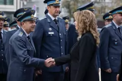 Президентът Йотова прие почетния караул и поднесе венец в памет на загиналите за Родината летци-Prezidentat-Yotova-prie-pochetniya-karaul-i-podnese-venets-v-pamet-na-zaginalite-za-Rodinata-lettsi_1792144484.jpg