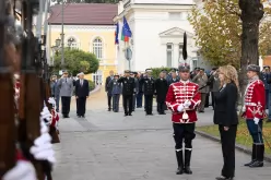 Президентът Йотова прие почетния караул и поднесе венец в памет на загиналите за Родината летци-Prezidentat-Yotova-prie-pochetniya-karaul-i-podnese-venets-v-pamet-na-zaginalite-za-Rodinata-lettsi_1792144499.jpg