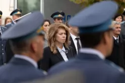 Президентът Йотова прие почетния караул и поднесе венец в памет на загиналите за Родината летци-Prezidentat-Yotova-prie-pochetniya-karaul-i-podnese-venets-v-pamet-na-zaginalite-za-Rodinata-lettsi_1792144516.jpg