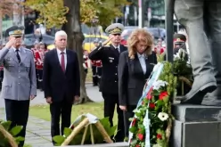 Президентът Йотова прие почетния караул и поднесе венец в памет на загиналите за Родината летци-Prezidentat-Yotova-prie-pochetniya-karaul-i-podnese-venets-v-pamet-na-zaginalite-za-Rodinata-lettsi_1792144648.jpg