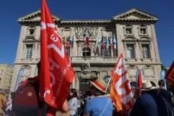 Протестиращи нахлуха в кметството на Марсилия  Това е революция!-Protestirashti-nahluha-v-kmetstvoto-na-Marsiliya-Tova-e-revolyutsiya-_1792252222.jpg