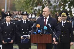 Румен Радев към випускниците от Академията на МВР: Не минавайте от тъмната страна, не си струва-Rumen-Radev-kam-vipusknitsite-ot-Akademiyata-na-MVR--Ne-minavayte-ot-tamnata-strana--ne-si-struva_1793280878.jpg