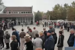 Сърбия гласува за парламент, дълги опашки се извиха пред избирателните секции-Sarbiya-glasuva-za-parlament--dalgi-opashki-se-izviha-pred-izbiratelnite-sektsii_1792949079.jpg