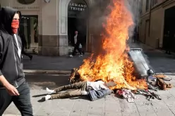В много градове се стигна до грабежи, палежи и нанасяне на щети върху имущество,-V-mnogo-gradove-se-stigna-do-grabezhi--palezhi-i-nanasyane-na-shteti-varhu-imushtestvo-_1792308463.jpg