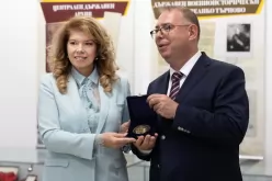Йотова удостои Агенция „Архиви“ с плакет „Св. св. Кирил и Методий“: Тя е цитаделата на паметта ни-Yotova-udostoi-Agentsiya--Arhivi--s-plaket--Sv--sv--Kiril-i-Metodiy--Tya-e-tsitadelata-na-pametta-ni_1791823158.png