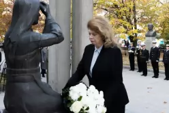 Йотова връчи пагоните на първенеца от випуск-2026 на „Медицинско осигуряване на Въоръжените сили"-Yotova-vrachi-pagonite-na-parvenetsa-ot-vipusk-2026-na--Meditsinsko-osiguryavane-na-Vaorazhenite-sili-_1792754671.png