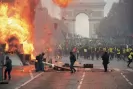 500 000 на бунт! Франция в пламъци заради скъпотията: Масови грабежи, запалени магазини-500-000-na-bunt--Frantsiya-v-plamatsi-zaradi-skapotiyata--Masovi-grabezhi--zapaleni-magazini_1792262279.jpg