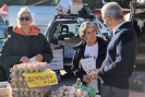 Гюров на пазара в Джулюница: Здрасти! Какво продавате? Еййй, бухти, а! Кадър Фейсбук/Андрей Гюров-Gyurov-na-pazara-v-Dzhulyunitsa--Zdrasti--Kakvo-prodavate--Eyyy--buhti--a-_1791206507.png