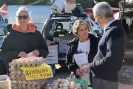 Гюров на пазара в Джулюница: Здрасти! Какво продавате? Еййй, бухти, а! Кадър Фейсбук/Андрей Гюров-Gyurov-na-pazara-v-Dzhulyunitsa--Zdrasti--Kakvo-prodavate--Eyyy--buhti--a-_1791206507.png