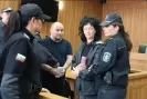 Отведоха с белезници за постоянно в килията проф. Мариела Генева, пуснаха срещу 10 000 евро помагача-Otvedoha-s-beleznitsi-za-postoyanno-v-kiliyata-prof--Mariela-Geneva--pusnaha-sreshtu-10-000-evro-pomagacha_1791384878.jpg