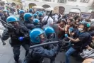 Погроми и в Италия! Сблъсъци между протестиращи и полиция в Милано-Pogromi-i-v-Italiya--Sblasatsi-mezhdu-protestirashti-i-politsiya-v-Milano_1792354105.jpg