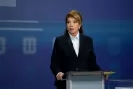 Вълна от одобрение за новата прическа на Йотова. Мрежата: Завършен пример за държавник!-Valna-ot-odobrenie-za-novata-pricheska-na-Yotova--Mrezhata--Zavarshen-primer-za-darzhavnik-_1793373023.jpg