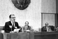 10 ноември 1989-а - Тодор Живков вече чува от Петър Младенов (на трибуната), че е свален от всички постове. -1510256421.jpg