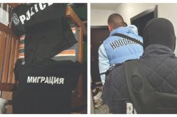 Дрехите с полицейски надписи и един от заловените от бандата-Drehite-s-politseyski-nadpisi-i-edin-ot-zalovenite-ot-bandata_1762455132.jpg