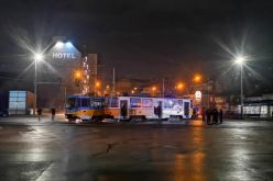 Отново тежка катастрофа в София: Удар между 2 трамвая и бус-Otnovo-tezhka-katastrofa-v-Sofiya--Udar-mezhdu-2-tramvaya-i-bus_1762679169.jpg