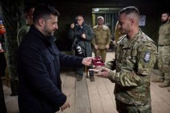 Володимир Зеленски се срещна с бойци на "Азов" на фронта и им връчи награди-Volodimir-Zelenski-se-sreshtna-s-boytsi-na--Azov--na-fronta-i-im-vrachi-nagradi_1762266119.jpg
