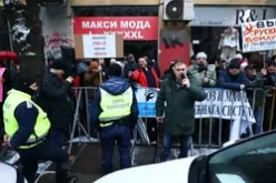 Протестиращи се събраха пред сградата на Висшия съдебен съвет (ВСС), обявиха се срещу кандидатурата на Борислав Сарафов за главен прокурор.
Снимки БТА
-Protestirashti-se-sabraha-pred-sgradata-na-Visshiya-sadeben-savet--VSS--obyaviha-se-sreshtu-kandidaturata-na-Borislav-Sarafov-za-glaven-prokuror-Snimki-BTA-_1737015960.jpg