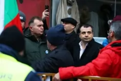 Протестиращи се събраха пред сградата на Висшия съдебен съвет (ВСС), обявиха се срещу кандидатурата на Борислав Сарафов за главен прокурор.
Снимки БТА
-Protestirashti-se-sabraha-pred-sgradata-na-Visshiya-sadeben-savet--VSS--obyaviha-se-sreshtu-kandidaturata-na-Borislav-Sarafov-za-glaven-prokuror-Snimki-BTA-_1737015980.jpg