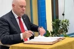 Под звуците на "Море сокол пие" Иван Гешев се разписа в почетната книга на УниБИТ-Pod-zvutsite-na--More-sokol-pie--Ivan-Geshev-se-razpisa-v-pochetnata-kniga-na-UniBIT_1669992474.jpg