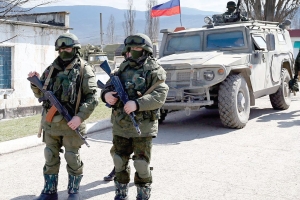 Военни без опознавателни знаци на униформите си окупират украинските бази в Крим през март 2014 г.-1424951300.jpg