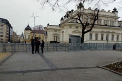 Властта опаса парламента с метална ограда-1645600401.jpg