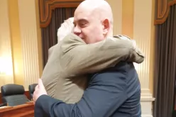 Иван Гешев в прегръдка е с един организаторите на дискусията – конгресмена Пийт Сешънс-Ivan-Geshev-e-s-edin-organizatorite-na-diskusiyata---kongresmena-Piyt-Seshans_1675236469.png