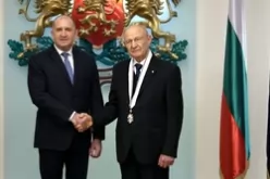 Проф.Топалов получава орден "Стара планина" 
Сн. БТА-Prof-Topalov-poluchava-orden--Stara-planina---Sn--BTA_1740053349.jpg