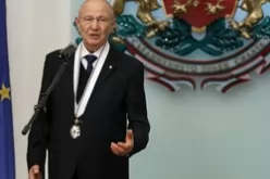 Проф.Топалов получава орден "Стара планина" Сн. БТА-Prof-Topalov-poluchava-orden--Stara-planina--Sn--BTA_1740053390.jpg