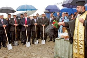 8 октомври 2007 г., 20 дни преди първия тур на редовни местни избори. Недалеч от Самоков премиерът Сергей Станишев участва в церемонията за първата копка на проекта „Супер Боровец“. Снимка - БГНЕС-1426606581.jpg