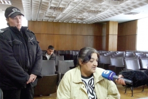 Съдът остави в ареста обвинената в сводничество майка, за да не влияе на 16-годишната си дъщеря.-1427377459.jpg