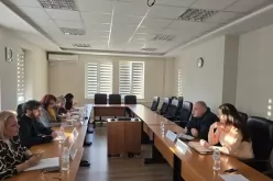 Темата беше поставена на среща между ръководството на агенцията и Браншовата камара „Плодове и зеленчуци". СНИМКА: БАБХ

-Temata-beshe-postavena-na-sreshta-mezhdu-rakovodstvoto-na-agentsiyata-i-Branshovata-kamara--Plodove-i-zelenchutsi--SNIMKA--BABH-_1773220573.jpg