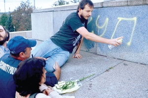 Последната хулиганска проява остана без последствия. „Героите“ бяха задържани и освободени без обвинение. (На снимката: Глишев се кани да изпише „Окупатори“.) Снимка - Булфото.-1429274839.jpg