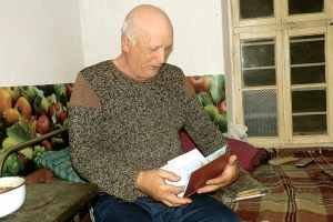 Величко Кехайов (68 г.) показва списъка с провизии, по който го снабдяват
дъщерите му. (Снимка: Сийка Суркова)-1429284980.jpg