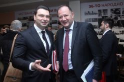 Калоян Паргов и Михаил Миков преди началото на конференцията на БСП-София.-1460796944.jpg