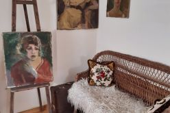 Стативът на художничката и диванът, на който сядят моделите й.-1650027867.jpg
