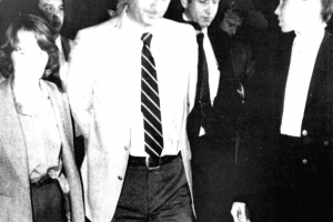 Спецагенти от ФБР водят българина, арестуван на 23 септември 1983 г. в Ню Йорк.-1430738760.jpg