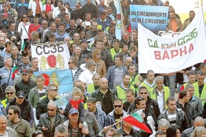 На 18 октомври 2014 г. полицаи, пожарникари, военни и служители в затворите протестираха в центъра на София срещу намерението за въвеждане на задължителна пенсионна възраст за кадрите в сектор „Сигурност“.-1431873144.jpg