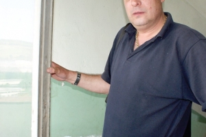 Дограмата на блока ни отдавна е за смяна, показва домоуправителят Венцислав Гергов.-1432134793.jpg
