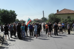 Тази година 24 май бе белязан с протести в Марчево и Гърмен срещу незаконно гето. Снимка - БГНЕС.-1432470611.jpg