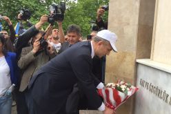 Мустафа Карадайъ полага цветя на чешмата в Джебел-1463656716.jpg